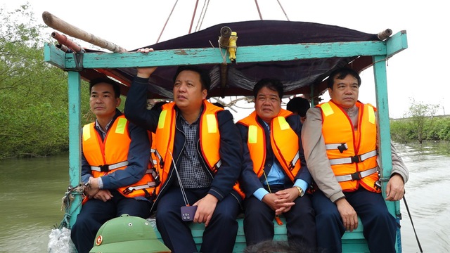Ông Đỗ Văn Trịnh, Phó chủ tịch UBND H.Tiền Hải, (số 1 từ phải qua) cùng các lãnh đạo H.Tiền Hải kiểm tra rừng ngập mặn