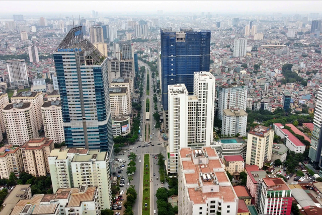 'Băm nát' đường Lê Văn Lương: Bộ Xây dựng 'thúc' Hà Nội xử lý trách nhiệm - Ảnh 1.