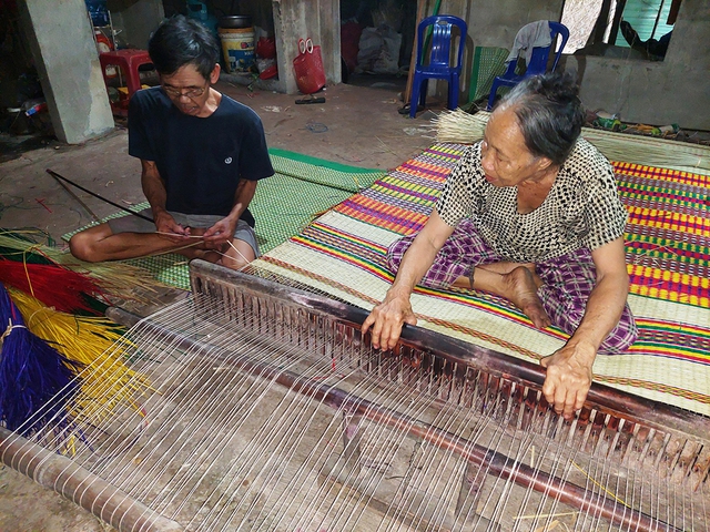 Những nghệ nhân cuối cùng: Tiếng thở dài ở làng chiếu cói - Ảnh 1. Những nghệ nhân cuối cùng: Tiếng thở dài ở làng chiếu cói - Ảnh 1.