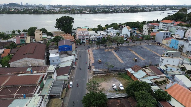 Biên Hòa: ‘Mượn tạm’ khu đất ‘vàng’ làm bãi đậu xe ô tô miễn phí - Ảnh 1.