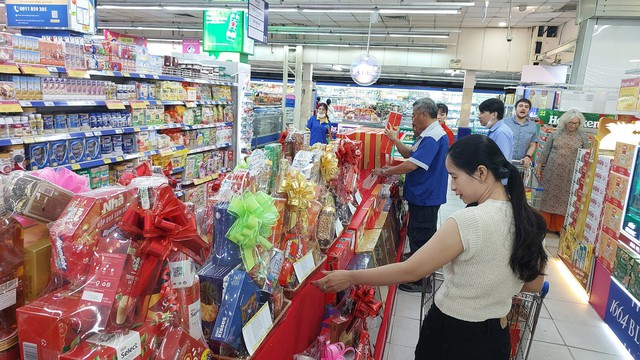 Siêu thị cũng livestream bán hàng - Ảnh 1. Siêu thị cũng livestream bán hàng - Ảnh 1.