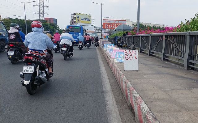 Bày bán hàng ngay trên cầu - Ảnh 1.