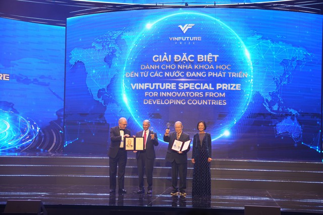 GS Võ Tòng Xuân, nhà khoa học Việt Nam đầu tiên được vinh danh tại VinFuture 2024 - Ảnh 1.
