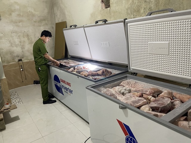 Thừa Thiên - Huế: 'Đột kích' kho chứa 1 tấn thịt đông lạnh không rõ nguồn gốc - Ảnh 1.