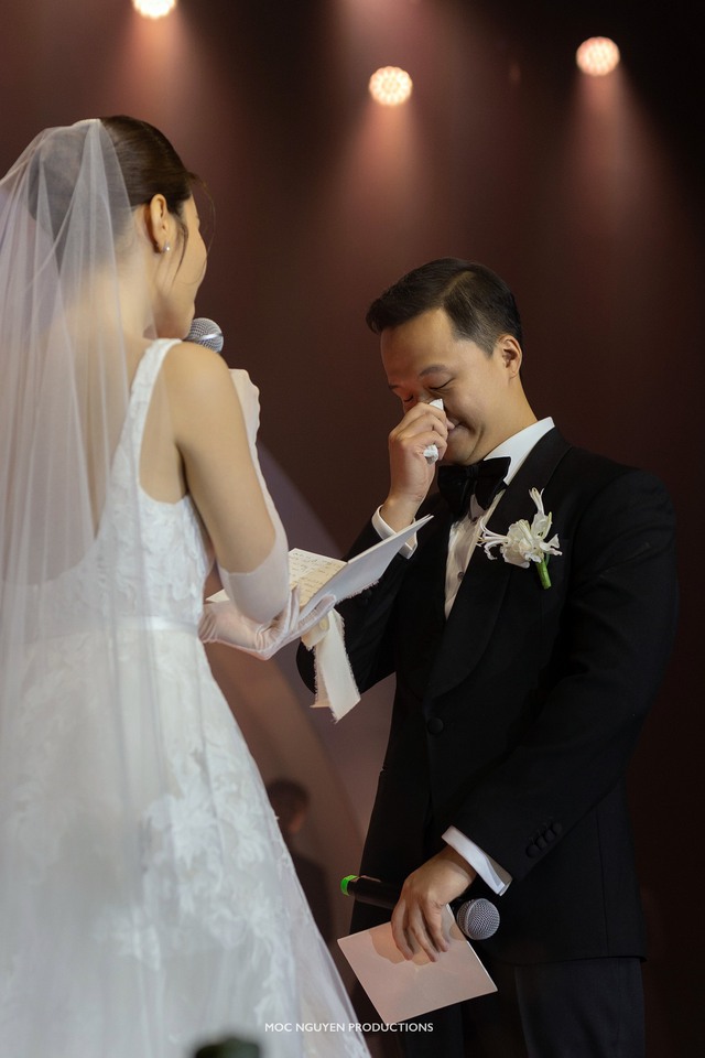 Diễm My 9X và chồng Việt kiều nghẹn ngào trong lễ cưới- Ảnh 3. Diễm My 9X và chồng Việt kiều nghẹn ngào trong lễ cưới- Ảnh 3.