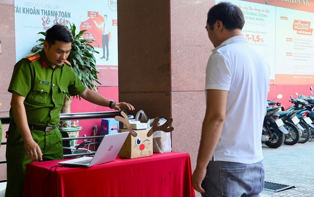 TP.HCM thí điểm xác thực khuôn mặt của khách khi tới giao dịch ở ngân hàng- Ảnh 2.