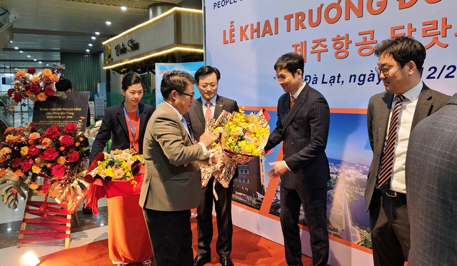 Ông Nguyễn Ngọc Phúc, Phó chỉ tịch UBND tỉnh Lâm Đồng tặng hoa cho đại diện hãng Jeru Air