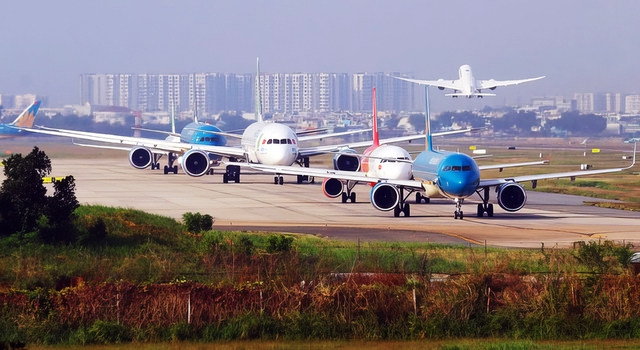 Sân bay Tân Sơn Nhất quá tải là một trong những điểm nghẽn lớn nhất của ngành hàng không VNẢnh: ĐẬU TIẾN ĐẠT
