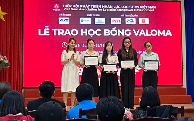 SV ĐH Duy Tân nhận học bổng của Hiệp hội Phát triển nhân lực logistics VN (VALOMA) - Ảnh 1.