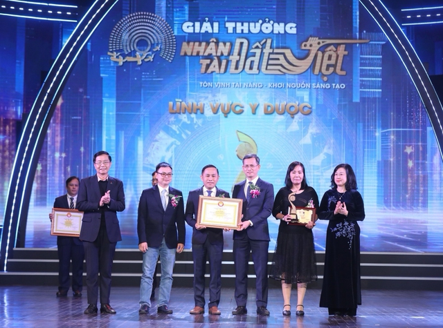 Bệnh viện Đại học Y Dược TP.HCM nhận giải thưởng Nhân tài Đất Việt 2023- Ảnh 1.