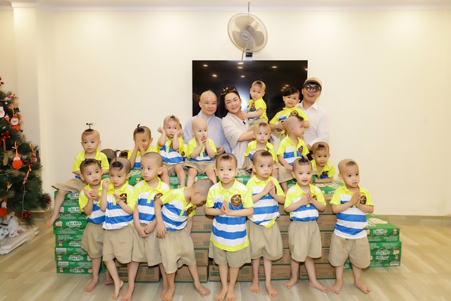 Ca sĩ Như Quỳnh xúc động khi lần đầu thăm mái ấm nuôi 73 trẻ mồ côi   - Ảnh 1.