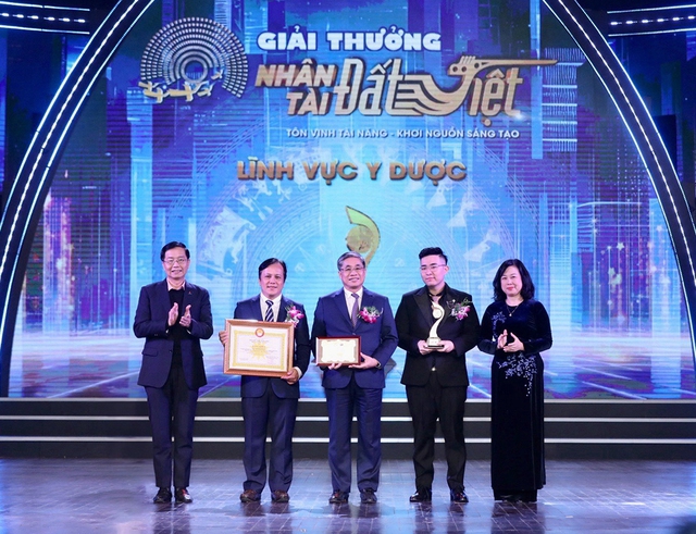 Bệnh viện Đại học Y Dược TP.HCM nhận giải thưởng Nhân tài Đất Việt 2023- Ảnh 2.