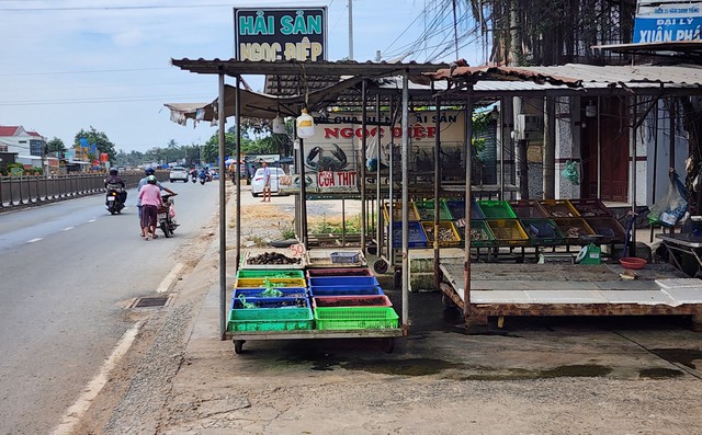 Cho rằng hộ lan gần cầu Hàm Luông 'ngăn cản buôn bán', nhiều hộ dân chặn thi công- Ảnh 2.