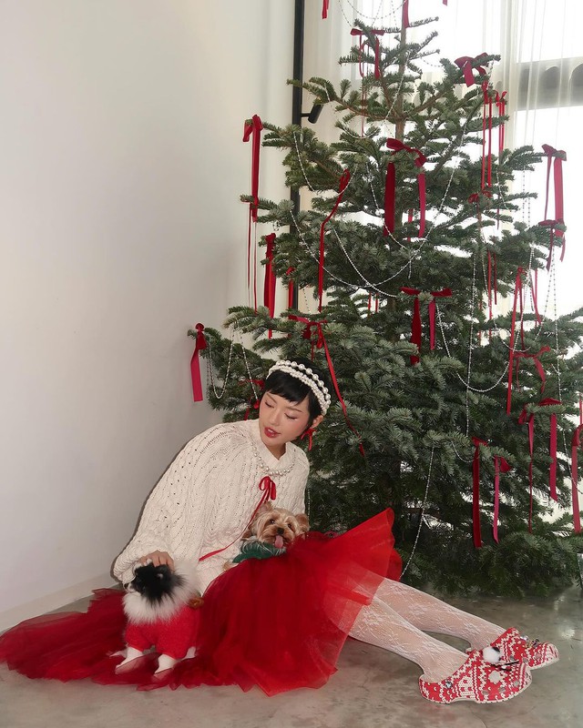Pose dáng và mặc đồ gì để lên đồ với background Giáng sinh cho nổi bật?- Ảnh 2. Pose dáng và mặc đồ gì để lên đồ với background Giáng sinh cho nổi bật?- Ảnh 2.
