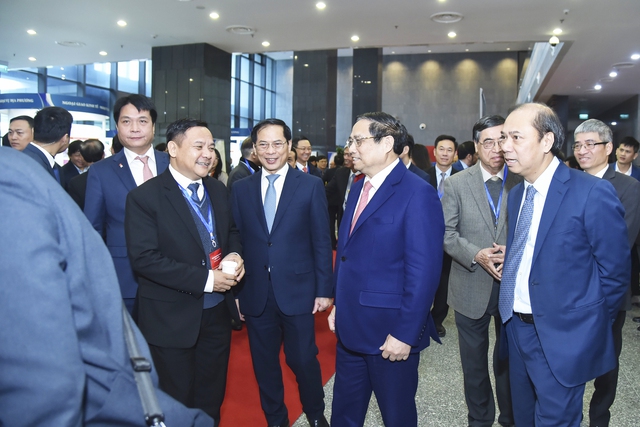 Thủ tướng Phạm Minh Chính trò chuyện cùng lãnh đạo, cán bộ ngoại giao và các đại sứẢnh: THẢO PHẠM