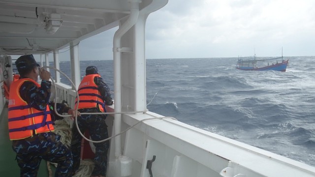 Hải quân vùng 3 cứu nạn tàu cá và 5 ngư dân gặp nạn trong biển động - Ảnh 1.