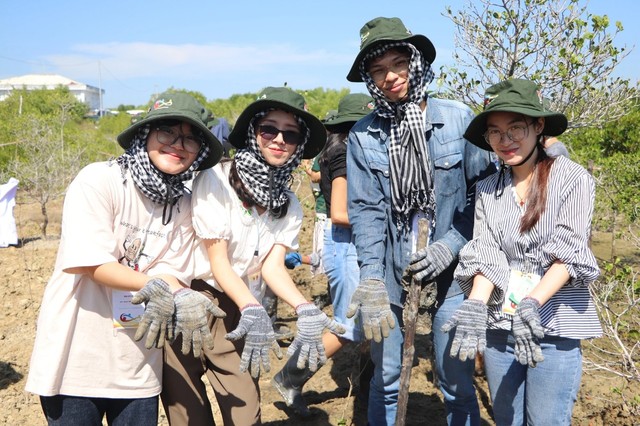Thanh niên 11 nước cùng nhau trồng rừng - Ảnh 2.