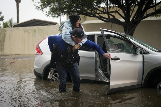 Mưa lớn gây ngập nặng tại nhiều thành phố ở Mỹ- Ảnh 2.