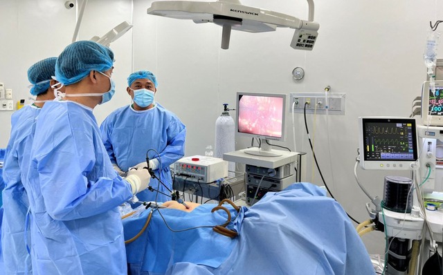 Bệnh viện Quân y 120: Phẫu thuật cắt túi mật có 77 viên sỏi cho thai phụ- Ảnh 1.