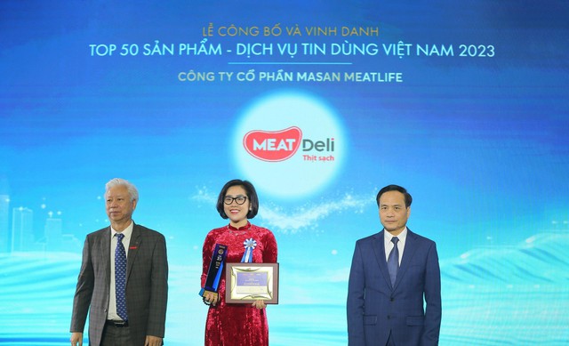 Đại diện Công ty CP Masan MEATLife nhận giải thưởng Top 10 Tin Dùng Việt Nam 2023