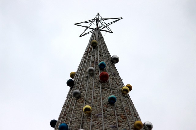 Cận cảnh cây thông Noel cao 8 m được làm từ 100.000 vỏ sò ở Hà Tĩnh- Ảnh 6.
