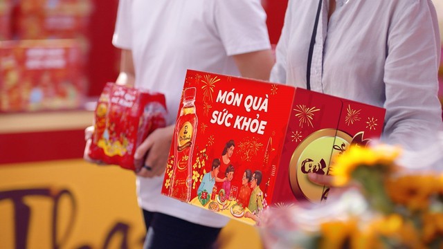 Tết về quê, đừng quên đem những món quà sức khỏe về biếu cha mẹ, gia đình. Tết về quê, đừng quên đem những món quà sức khỏe về biếu cha mẹ, gia đình.