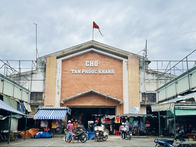 Một khu chợ lâu đời ở P.Tân Phước Khánh hiện nay - Ảnh ĐỖ TRƯỜNG