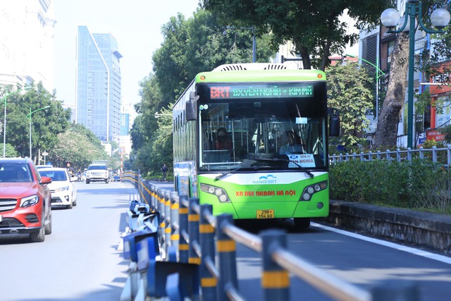 Hà Nội chi hơn 8,5 tỉ sơn kẻ vạch, tổ chức giao thông tuyến buýt nhanh BRT- Ảnh 1.
