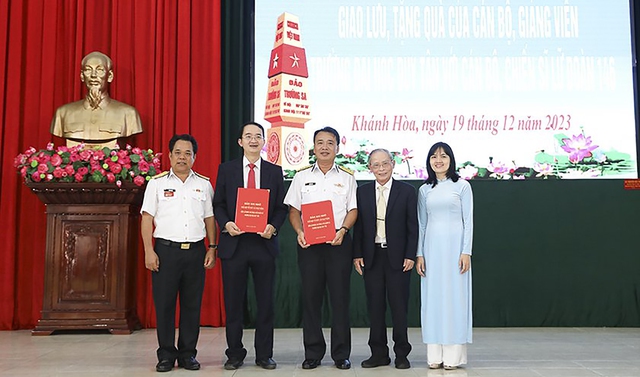 ĐH Duy Tân tặng quà các chiến sĩ Lữ đoàn 146 Vùng 4 Hải quân- Ảnh 7.