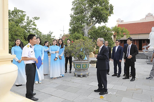 ĐH Duy Tân tặng quà các chiến sĩ Lữ đoàn 146 Vùng 4 Hải quân- Ảnh 8.