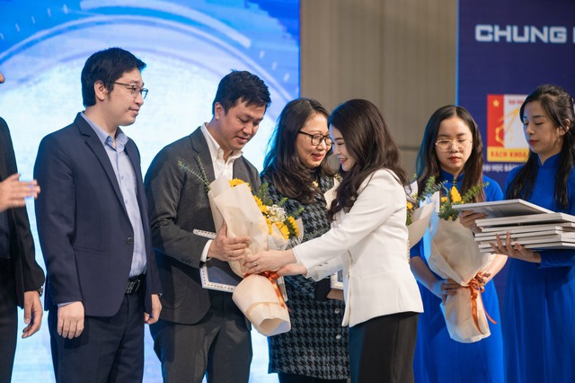 Đội thi Trường ĐH Bách khoa Hà Nội giành giải nhất cuộc thi 'Bệ phóng khởi nghiệp'- Ảnh 1.