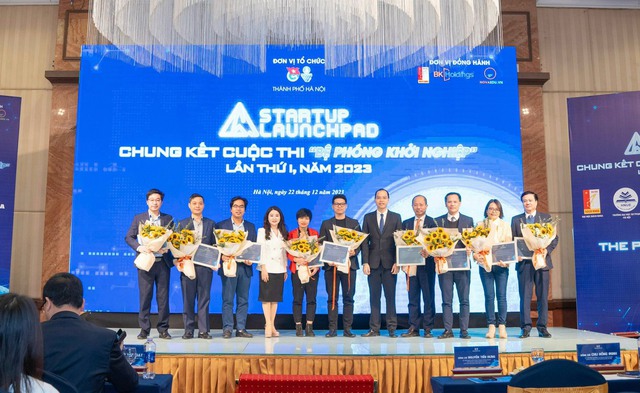 Đội thi Trường ĐH Bách khoa Hà Nội giành giải nhất cuộc thi 'Bệ phóng khởi nghiệp'- Ảnh 2.