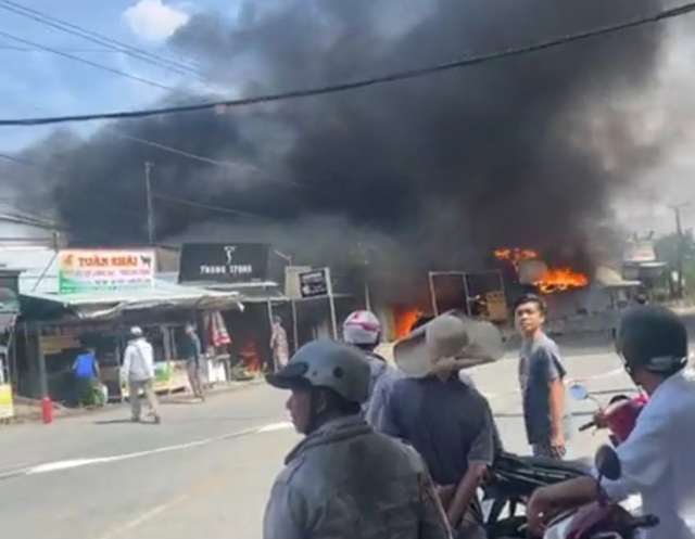 Tiền Giang: Cháy lớn ở H.Tân Phước, 5 căn nhà và 1 cửa hàng bị thiêu rụi- Ảnh 2.