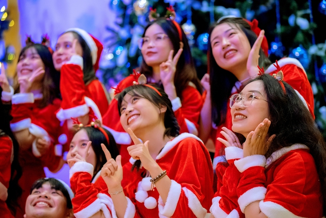 Khách sạn Sheraton Nha Trang với chương trình thắp sáng cây thông Noel khởi động cho mùa Giáng sinh 2023 - Ảnh: Thế Quang