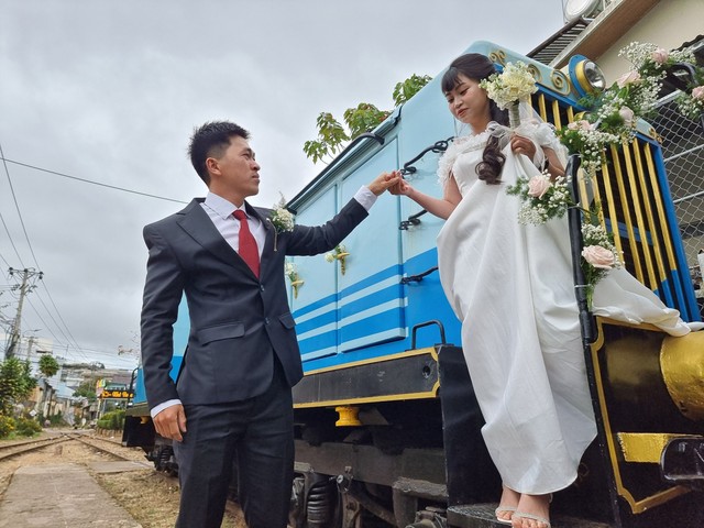 Lần đầu tiên đám cưới được tổ chức trên xe lửa cổ Đà Lạt- Ảnh 1.