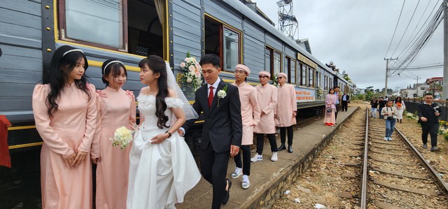 Lần đầu tiên đám cưới được tổ chức trên xe lửa cổ Đà Lạt- Ảnh 6.