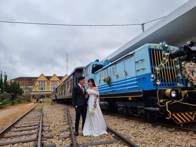 Lần đầu tiên đám cưới được tổ chức trên xe lửa cổ Đà Lạt- Ảnh 5.