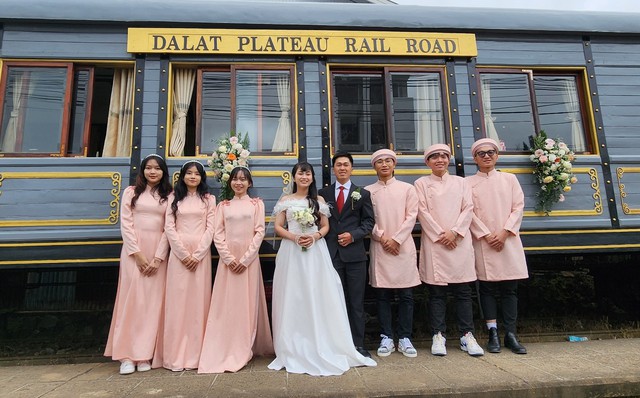 Lần đầu tiên đám cưới được tổ chức trên xe lửa cổ Đà Lạt- Ảnh 4.