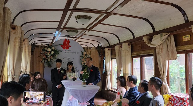 Lần đầu tiên đám cưới được tổ chức trên xe lửa cổ Đà Lạt- Ảnh 2.