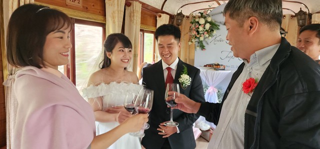 Lần đầu tiên đám cưới được tổ chức trên xe lửa cổ Đà Lạt- Ảnh 3.