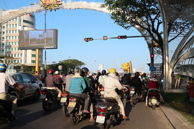 Ô tô, xe máy dừng đèn đỏ ở làn mũi tên rẽ phải có bị xử phạt?- Ảnh 1. Ô tô, xe máy dừng đèn đỏ ở làn mũi tên rẽ phải có bị xử phạt?- Ảnh 1.