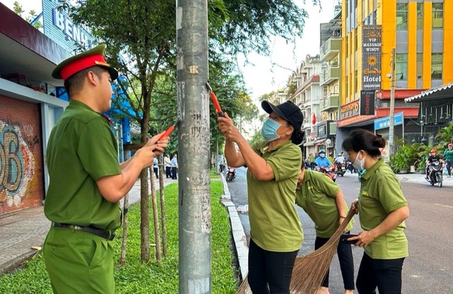 Quận trung tâm TP.HCM cạo xóa quảng cáo bôi bẩn đường phố- Ảnh 2.