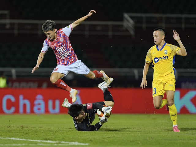 Hậu vệ khách đốt lưới nhà, CLB TP.HCM tạm biệt cơn khủng hoảng, lọt tốp 4 V-League- Ảnh 2.