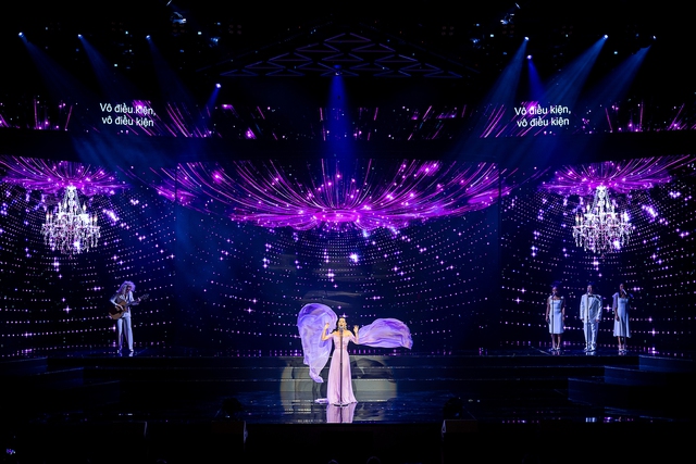 Ngôi sao Katy Perry diện 2 bộ trang phục Công Trí trong lần đầu diễn tại Việt Nam- Ảnh 1.