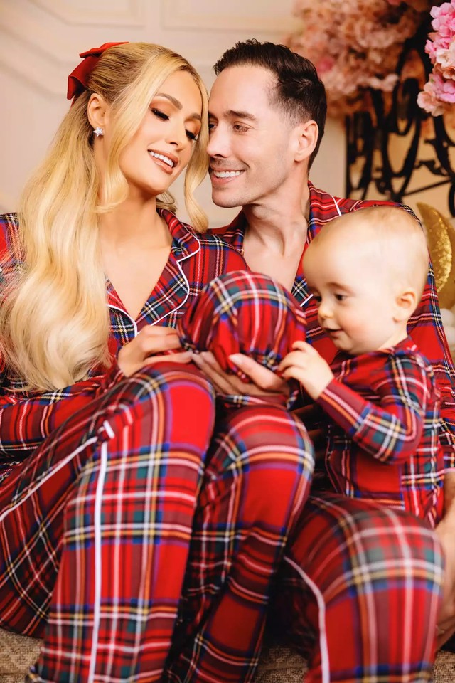 Paris Hilton lần đầu tiết lộ hình ảnh con gái mới sinh- Ảnh 2.