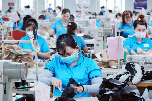 Thu nhập không theo kịp chi phí sinh hoạt, đề xuất tăng lương tối thiểu đến 9,8%- Ảnh 1. Thu nhập không theo kịp chi phí sinh hoạt, đề xuất tăng lương tối thiểu đến 9,8%- Ảnh 1.