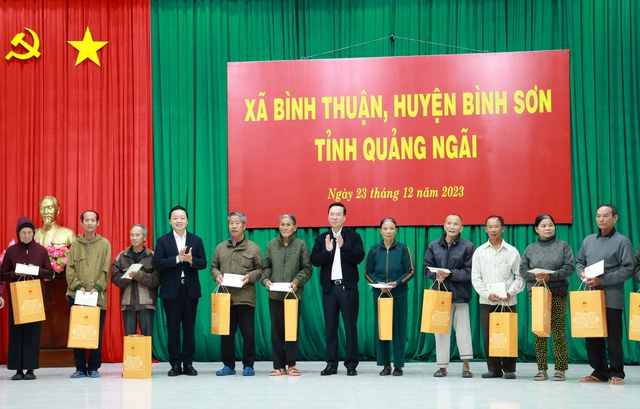 Chủ tịch nước Võ Văn Thưởng thăm, tặng quà cho người dân Quảng Ngãi- Ảnh 3.