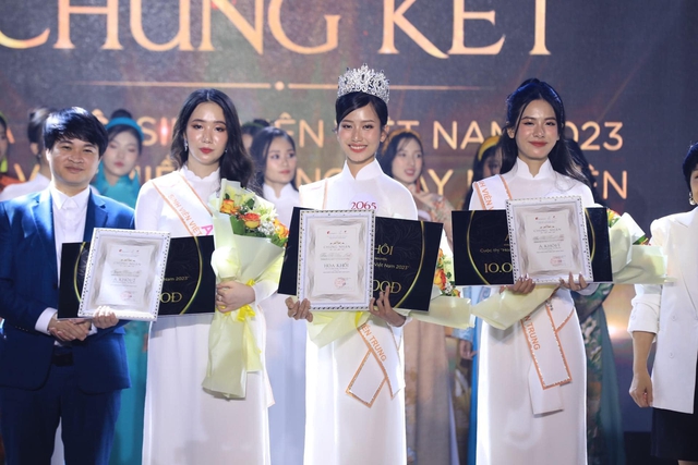 Trần Thị Hồng Linh đăng quang hoa khôi sinh viên khu vực miền Trung - Tây nguyên- Ảnh 1.