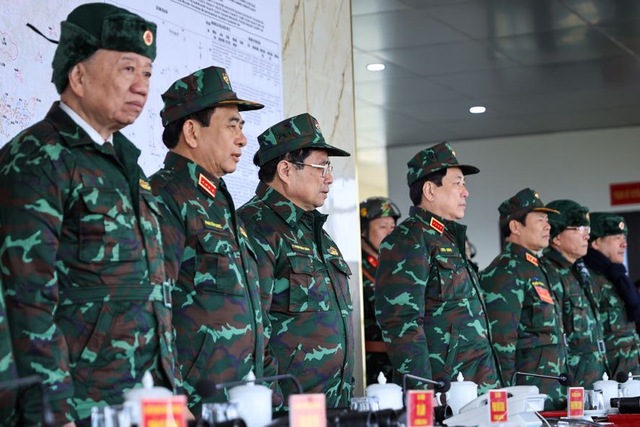 Thủ tướng Phạm Minh Chính dự diễn tập bắn đạn thật của Quân đoàn 12- Ảnh 1.