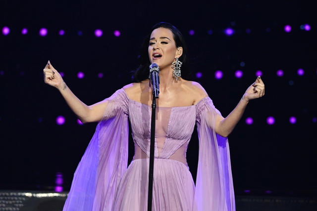 Ngôi sao Katy Perry diện 2 bộ trang phục Công Trí trong lần đầu diễn tại Việt Nam- Ảnh 3.